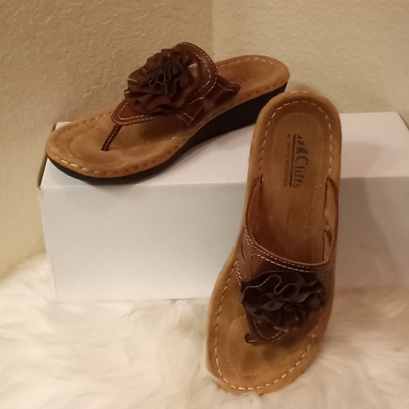 Cliffs by White Mountain Sandals - Picture 10 of 16